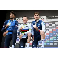 L'uomo che incarna la velocità: Evenepoel e la leggenda dei quattro titoli consecutivi L'uomo che incarna la velocità: Evenepoel e la leggenda dei quattro titoli consecutivi